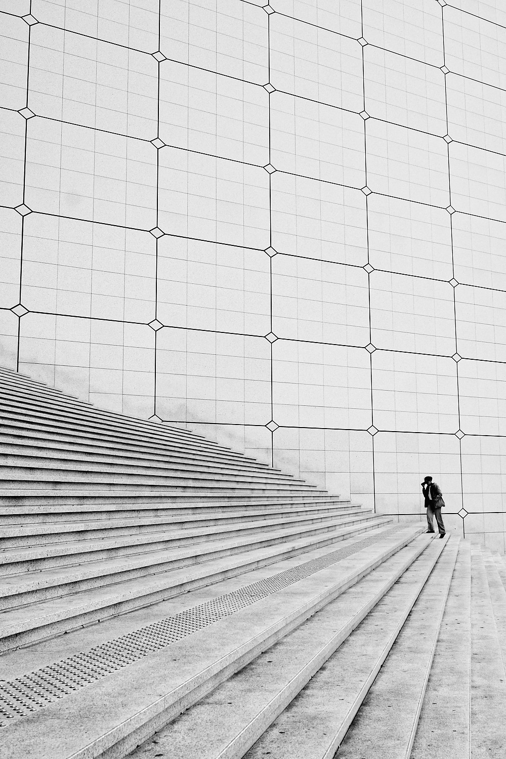 Monumentality and isolation — Human Presence in Geometry